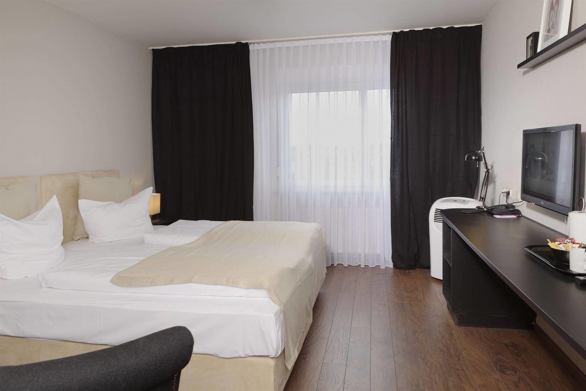 Tryp By Wyndham Bremen Airport Hotel Exterior foto